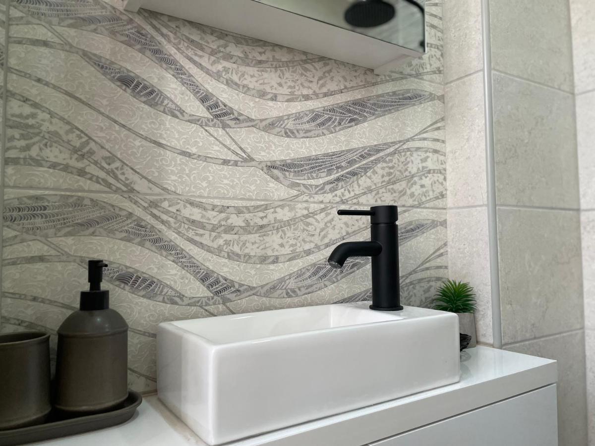 Apartments Tema ซอมโบร์ ภายนอก รูปภาพ