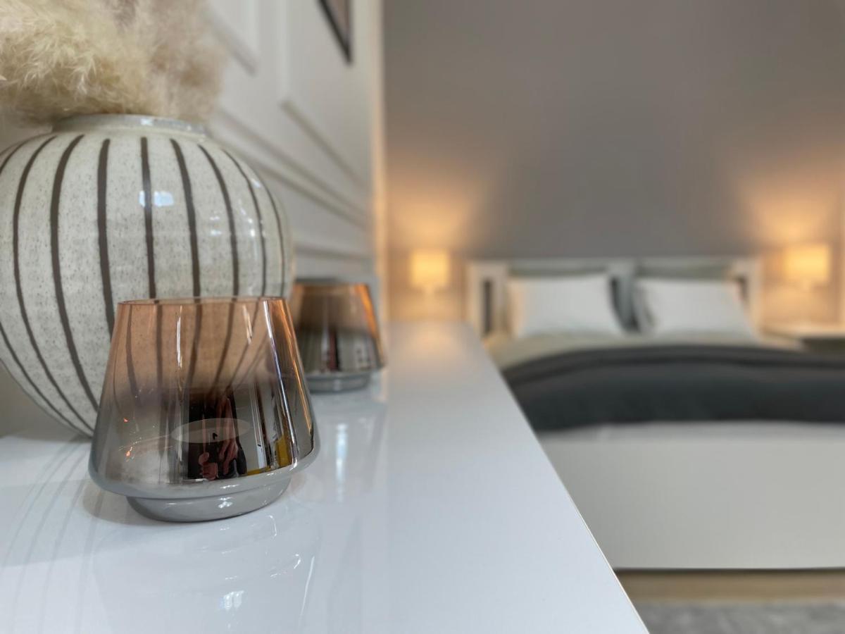 Apartments Tema ซอมโบร์ ภายนอก รูปภาพ