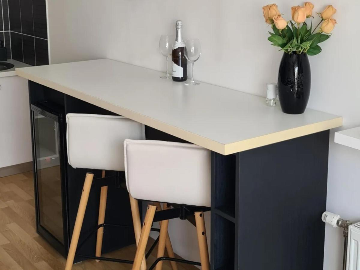 Apartments Tema ซอมโบร์ ภายนอก รูปภาพ